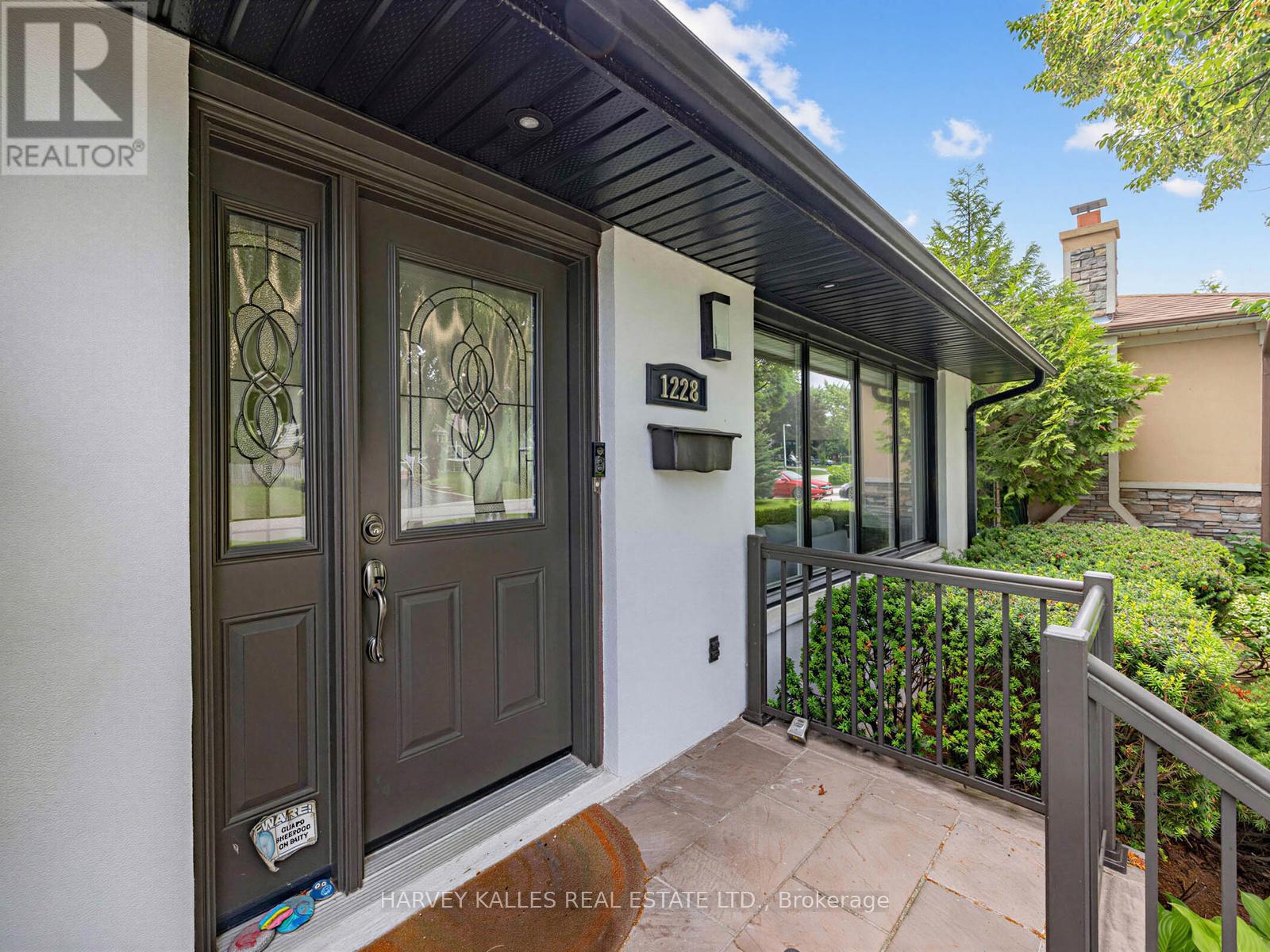 1228 Pallatine Drive, Oakville, Ontario  L6H 1Z2 - Photo 4 - W13532376