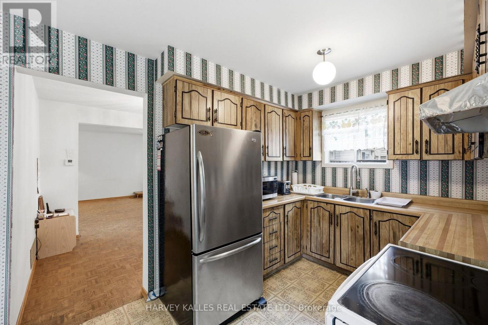 39 Newington Crescent, Toronto, Ontario  M9C 5B7 - Photo 12 - W13546006