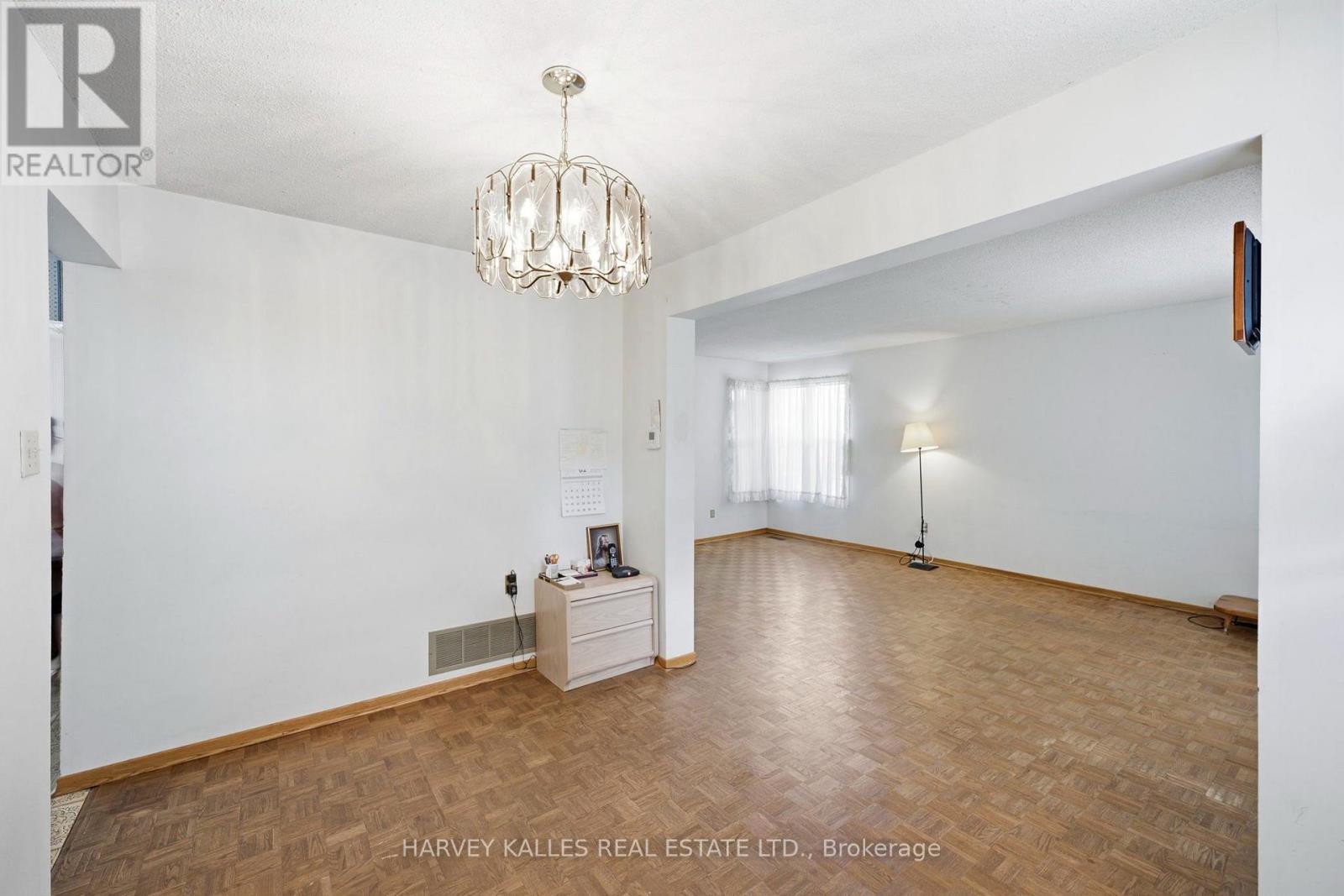 39 Newington Crescent, Toronto, Ontario  M9C 5B7 - Photo 16 - W13546006