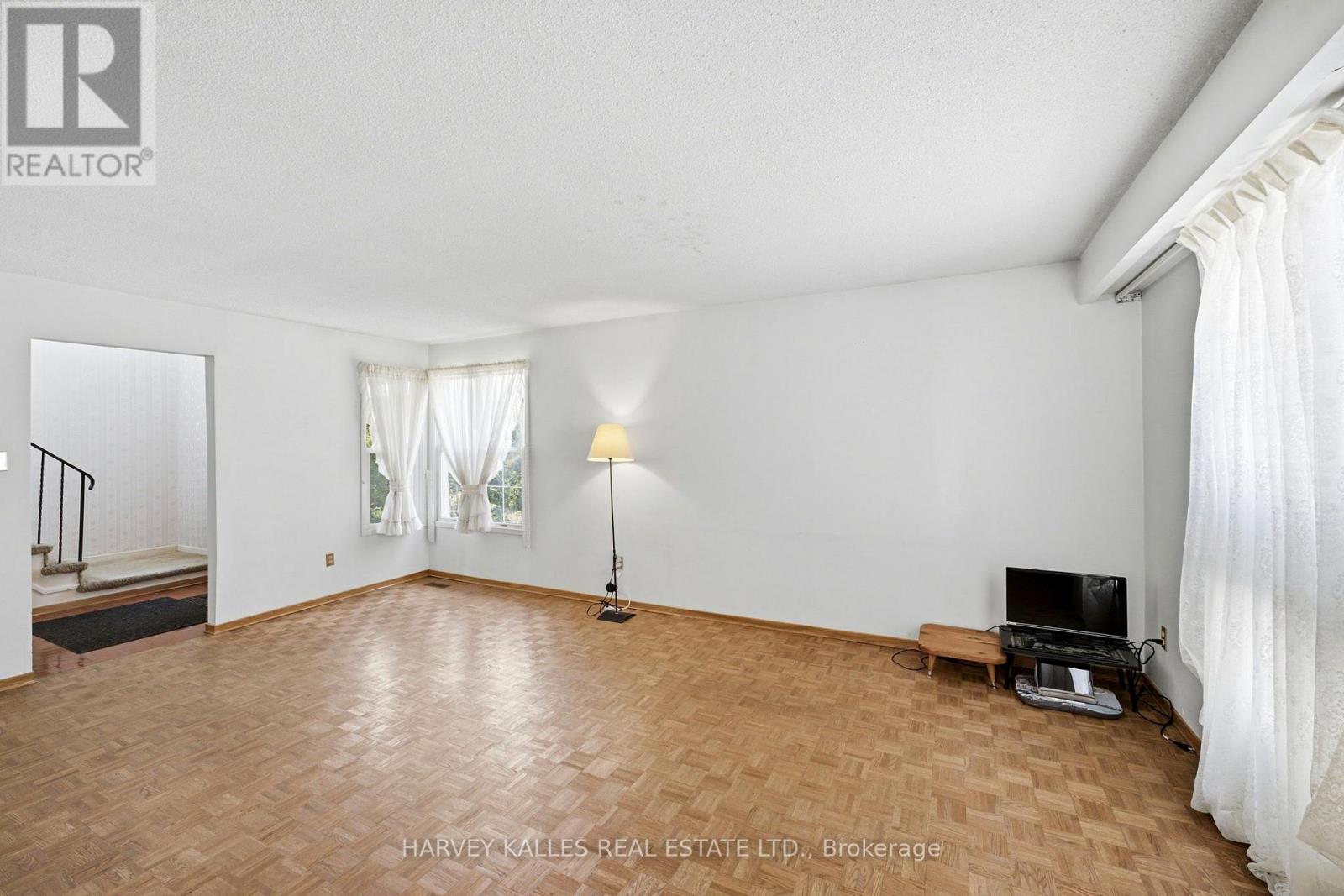 39 Newington Crescent, Toronto, Ontario  M9C 5B7 - Photo 18 - W13546006