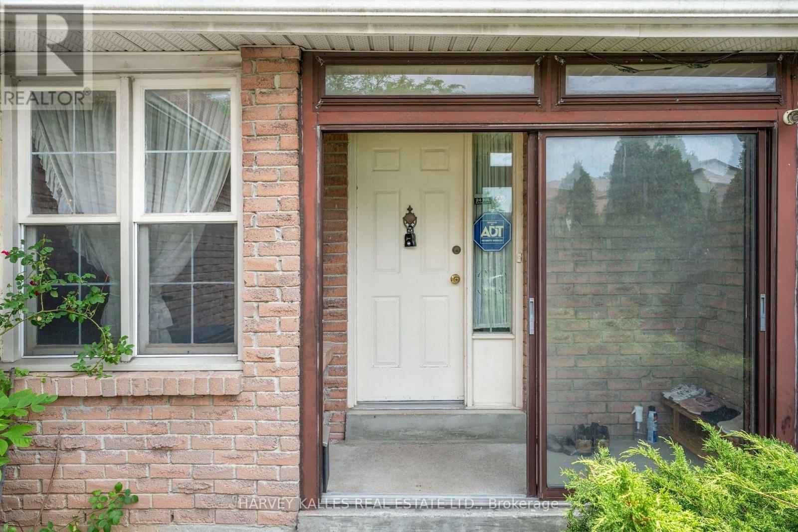 39 Newington Crescent, Toronto, Ontario  M9C 5B7 - Photo 5 - W13546006