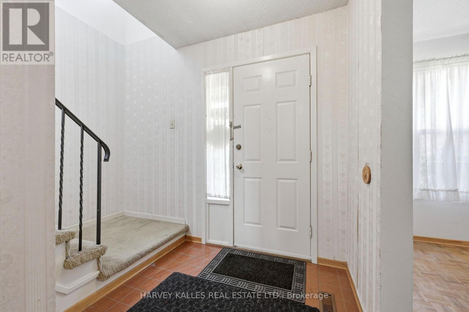 39 Newington Crescent, Toronto, Ontario  M9C 5B7 - Photo 6 - W13546006