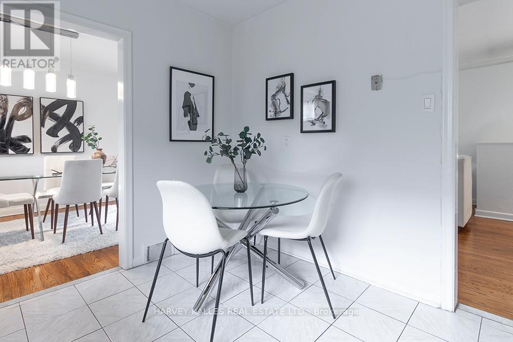 135 Combe Avenue, Toronto, Ontario  M3H 4K2 - Photo 17 - C13552950