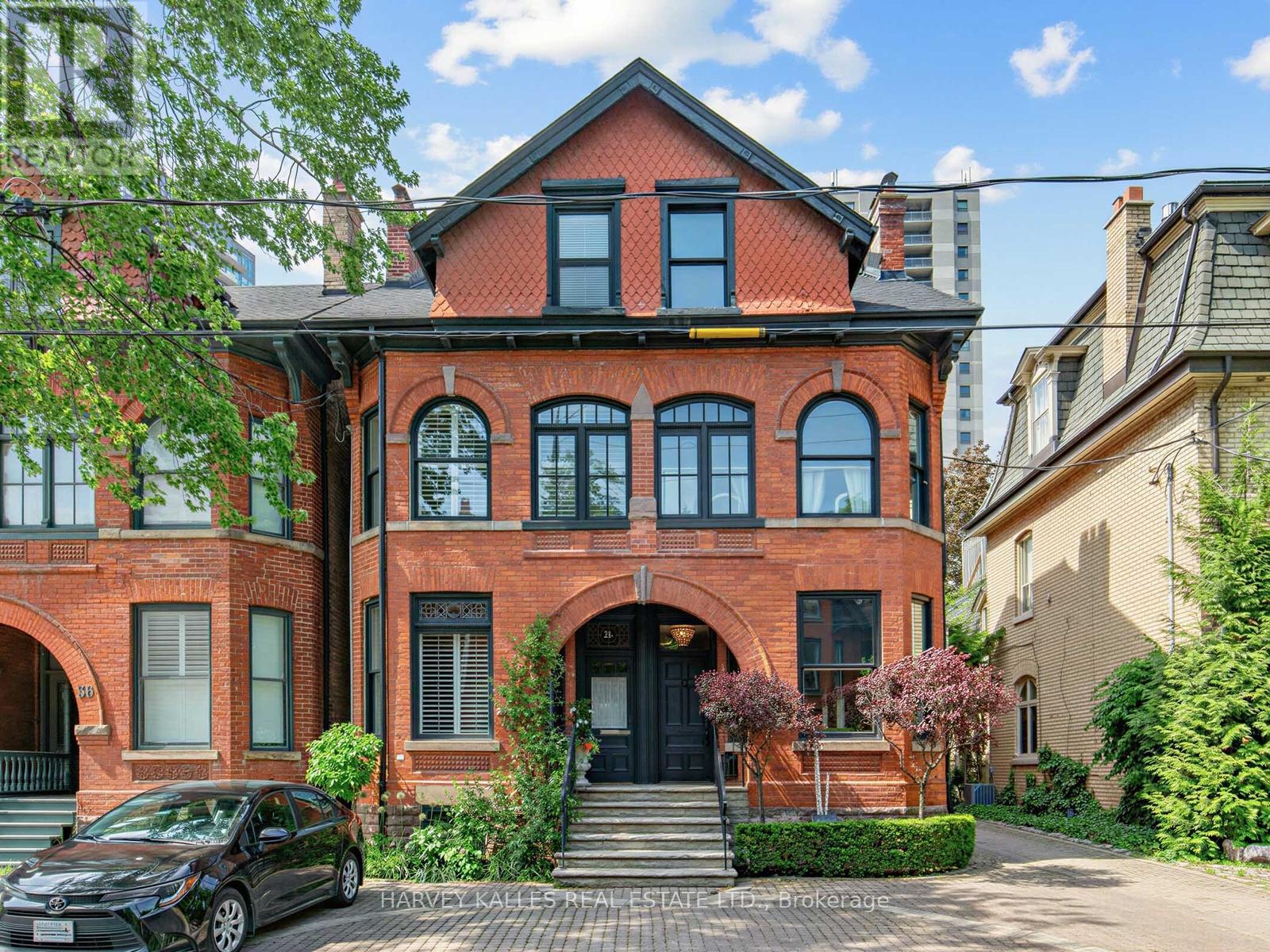 32 BERNARD AVENUE, Toronto, Ontario