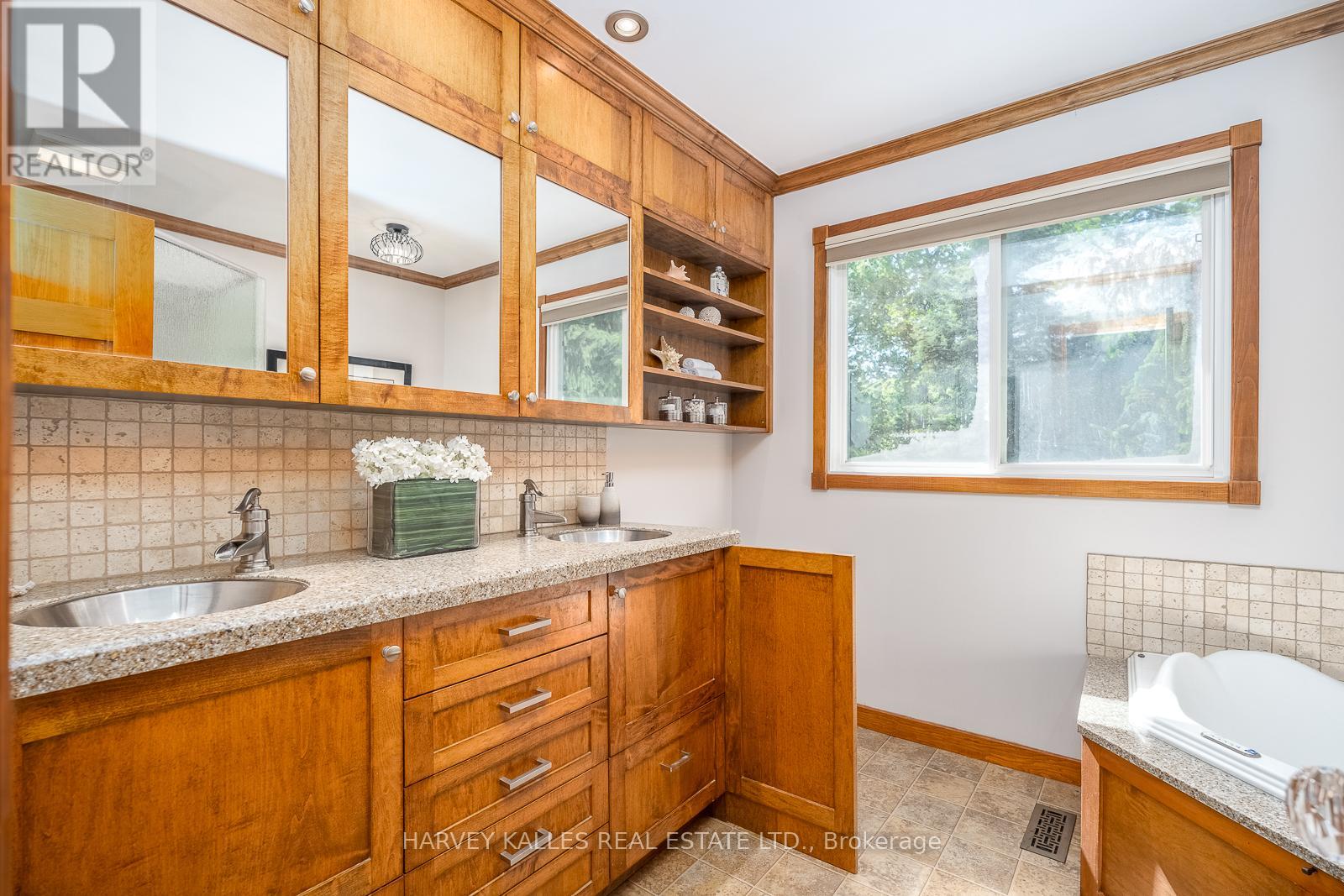 1033 Fair Birch Drive, Mississauga, Ontario  L5H 1M4 - Photo 34 - W13565272