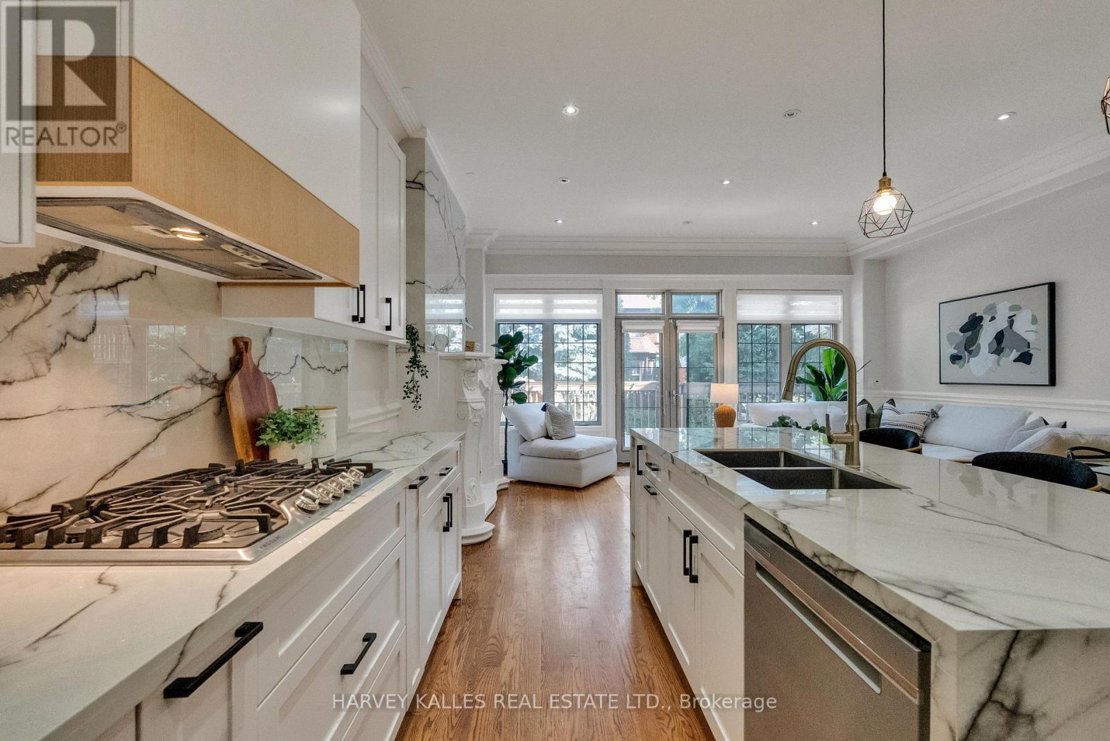 168 Roe Avenue, Toronto, Ontario M5M 2J2 - Photo 17 - C13567124