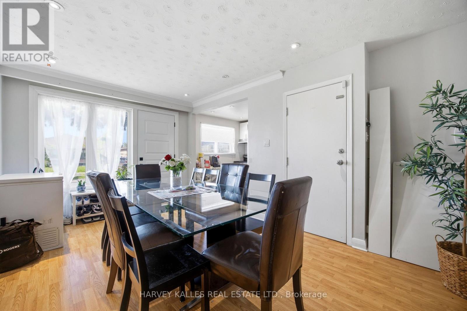 29 Giltspur Drive, Toronto, Ontario M3L 1M4 - Photo 4 - W13578886