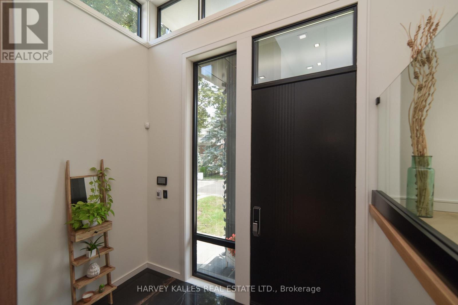 110 Mona Drive, Toronto, Ontario M5N 2R4 - Photo 4 - C13585888
