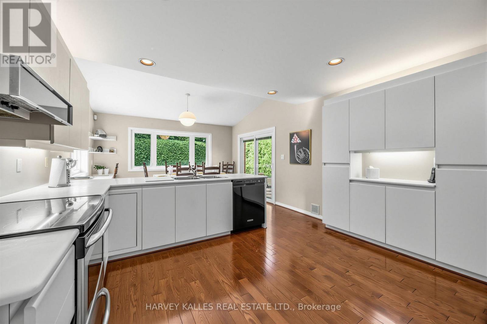 23 Pinnacle Road, Toronto, Ontario  M2L 2V6 - Photo 14 - C13601090