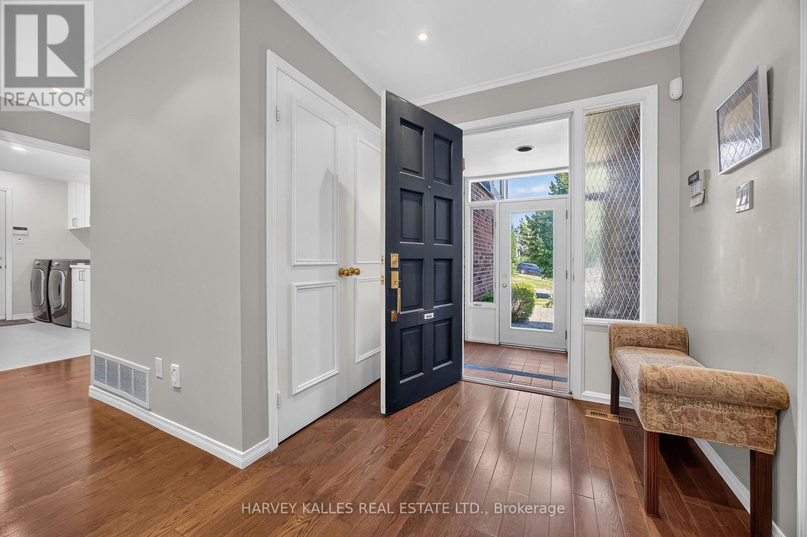 23 Pinnacle Road, Toronto, Ontario  M2L 2V6 - Photo 3 - C13601090