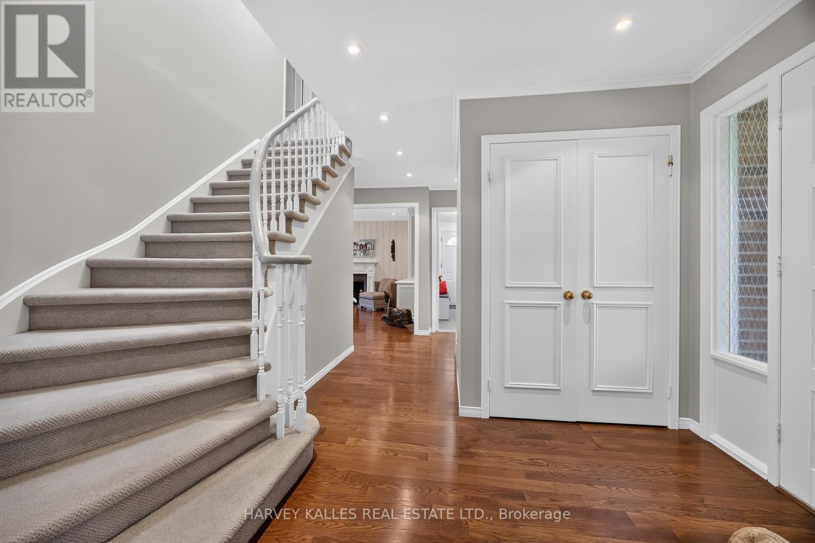 23 Pinnacle Road, Toronto, Ontario  M2L 2V6 - Photo 4 - C13601090