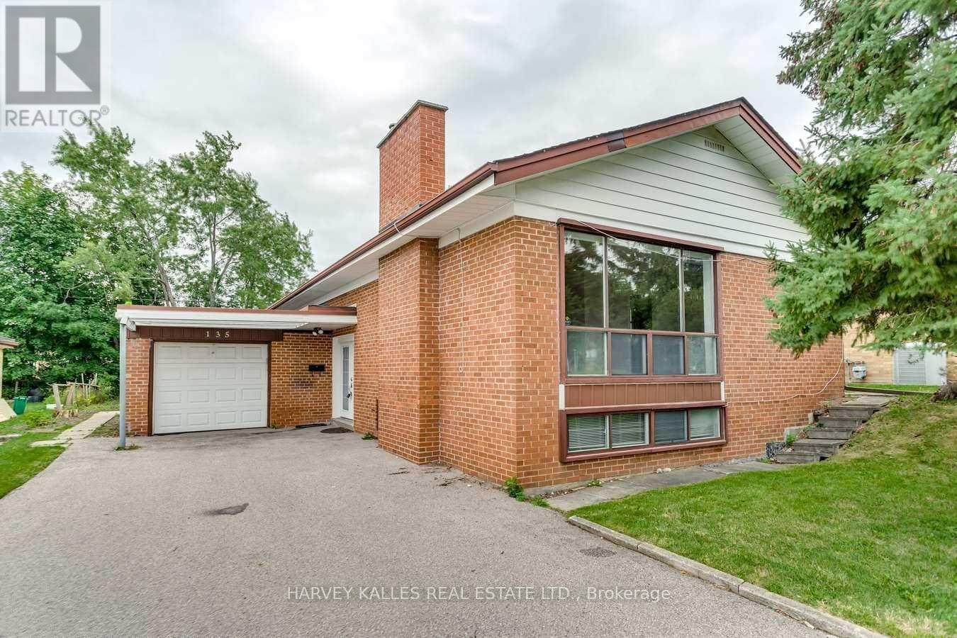 135 COMBE AVENUE, Toronto, Ontario