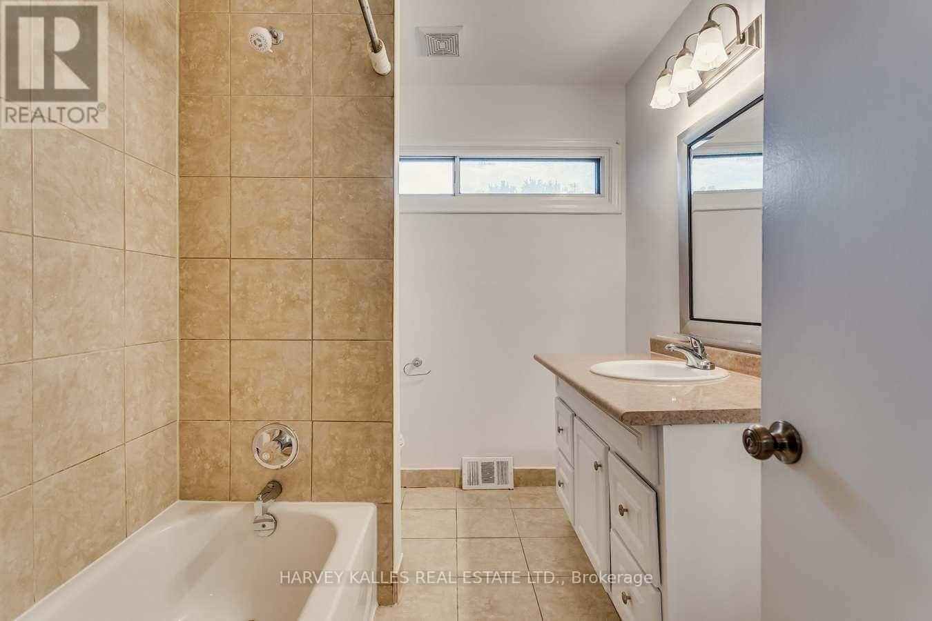 135 Combe Avenue, Toronto, Ontario M3H 4K2 - Photo 24 - C13603110