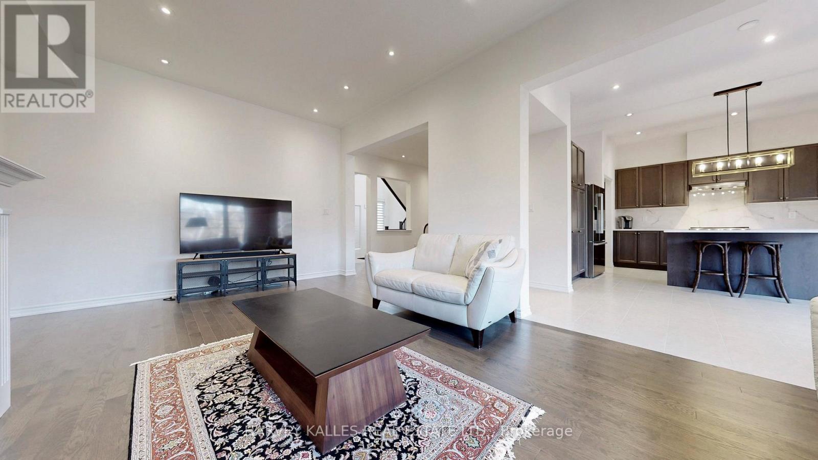 56 Charles White Court, East Gwillimbury, Ontario  L0G 1V0 - Photo 4 - N13611834