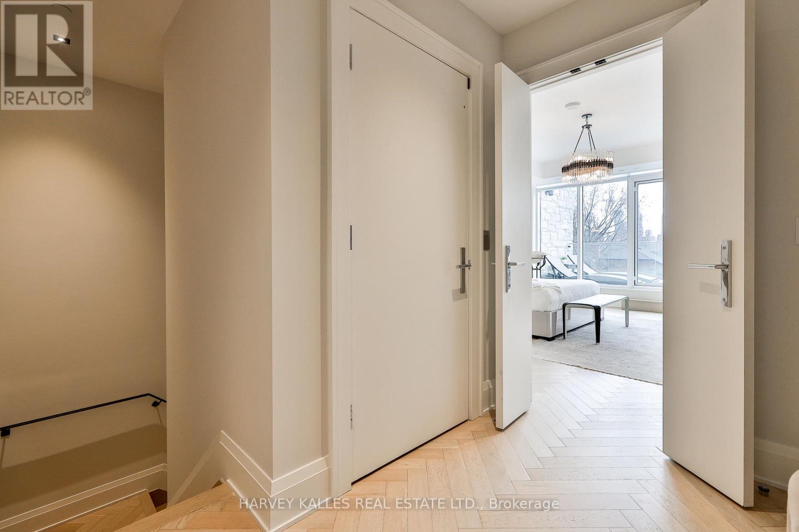 49 Foxbar Road, Toronto, Ontario  M4V 2G5 - Photo 17 - C13666114