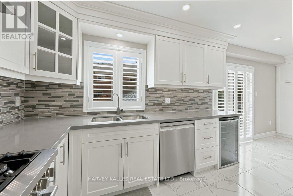 2033 Redstone Crescent, Oakville, Ontario  L6M 5B2 - Photo 12 - W13689230