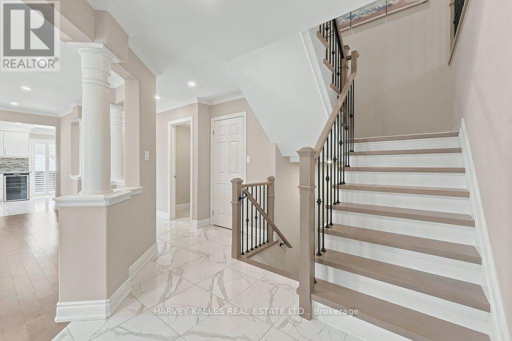2033 Redstone Crescent, Oakville, Ontario  L6M 5B2 - Photo 3 - W13689230
