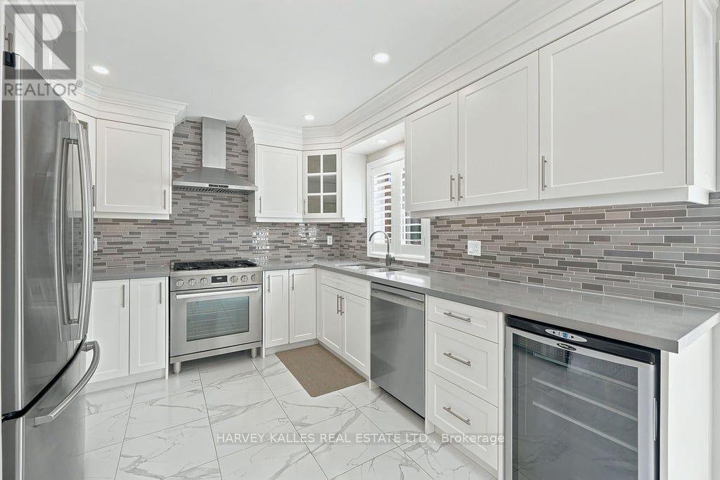 2033 Redstone Crescent, Oakville, Ontario  L6M 5B2 - Photo 9 - W13689230