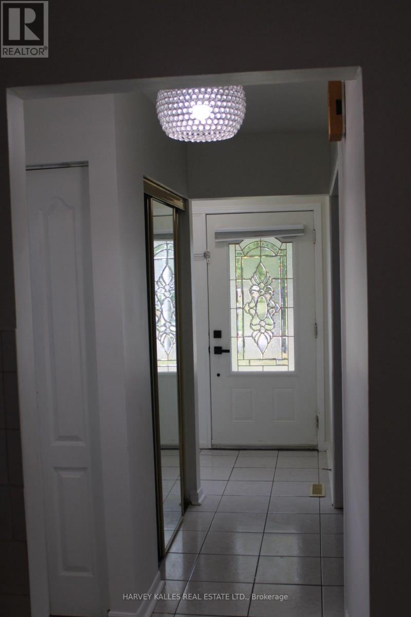 102 Goldcrest Road, Brampton, Ontario L6S 1H2 - Photo 2 - W13713032