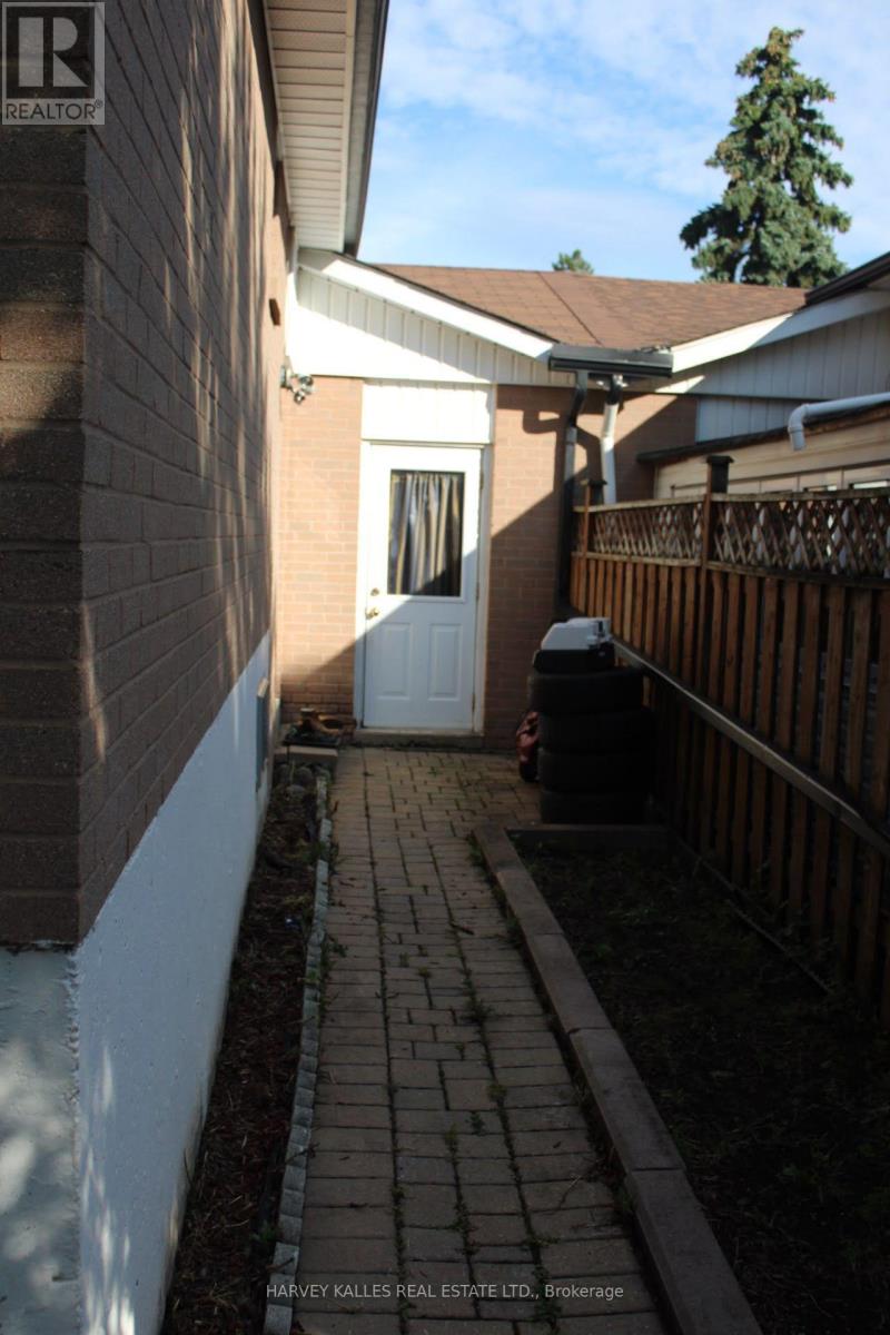 102 Goldcrest Road, Brampton, Ontario L6S 1H2 - Photo 34 - W13713032