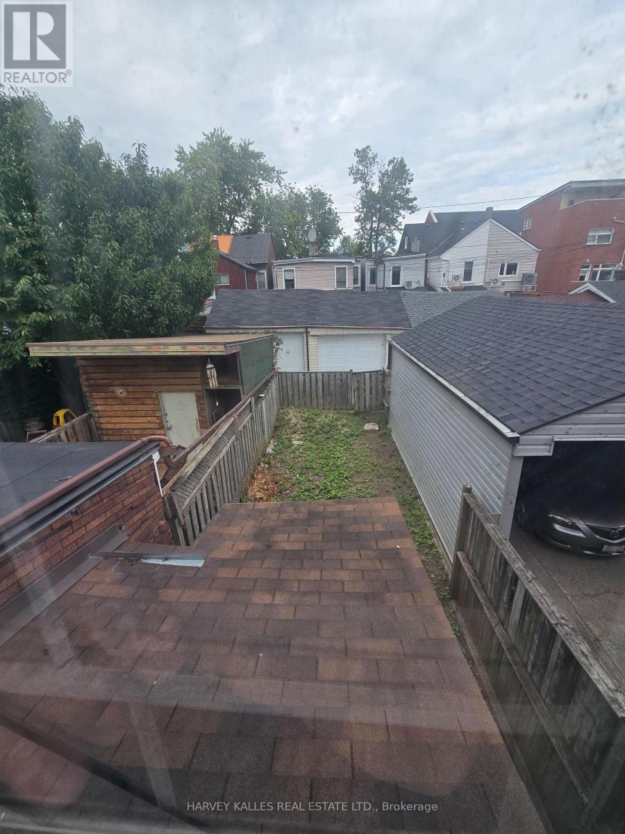12 Whitaker Avenue, Toronto, Ontario  M6J 1A1 - Photo 4 - C13729338