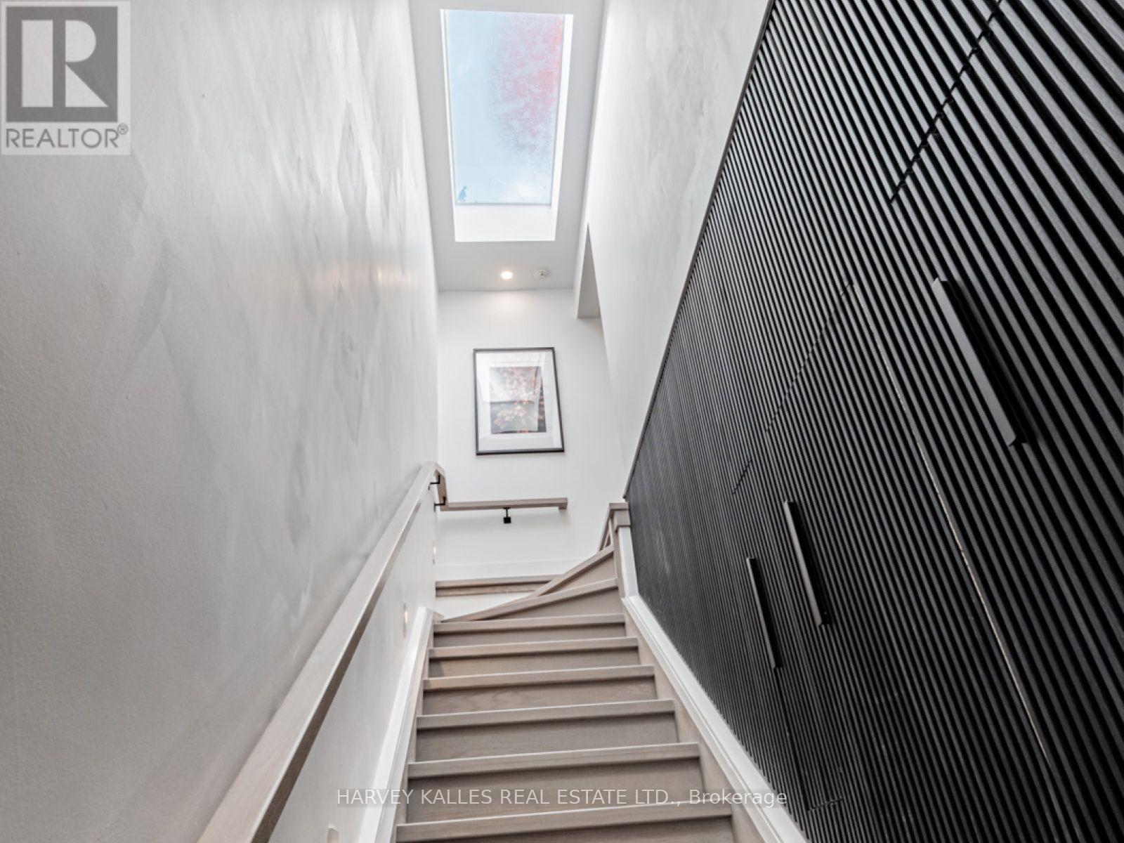 20 Leslie Garden Lane, Toronto, Ontario M4M 3B4 - Photo 2 - E13734084