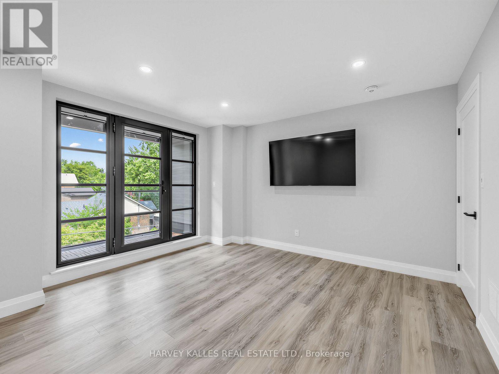 4 - 102 Shaver Avenue N, Toronto, Ontario  M9B 4N7 - Photo 5 - W13746260