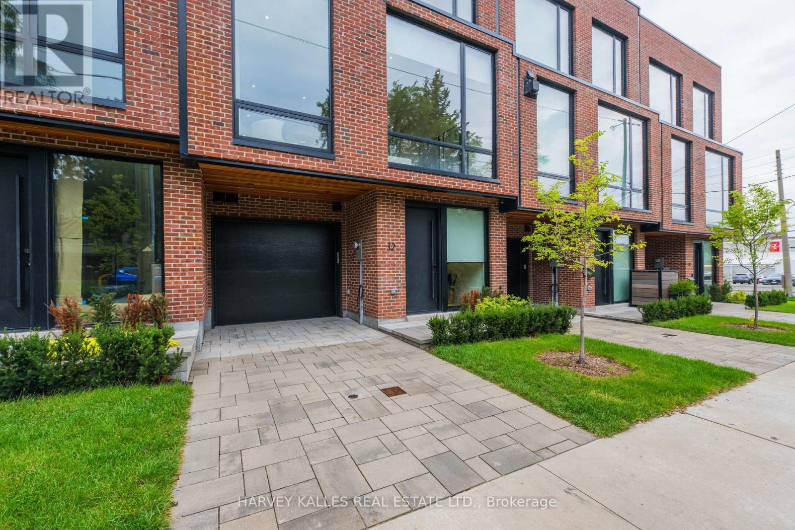 32 Evergreen Gardens, Toronto, Ontario M4G 1C5 - Photo 2 - C13752418