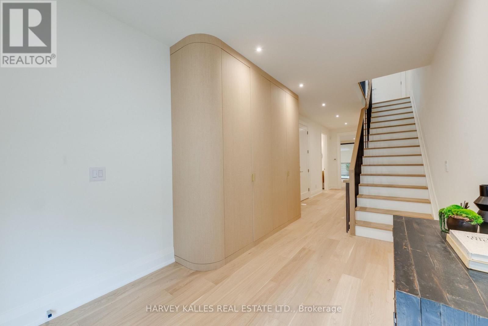 32 Evergreen Gardens, Toronto, Ontario M4G 1C5 - Photo 4 - C13752418