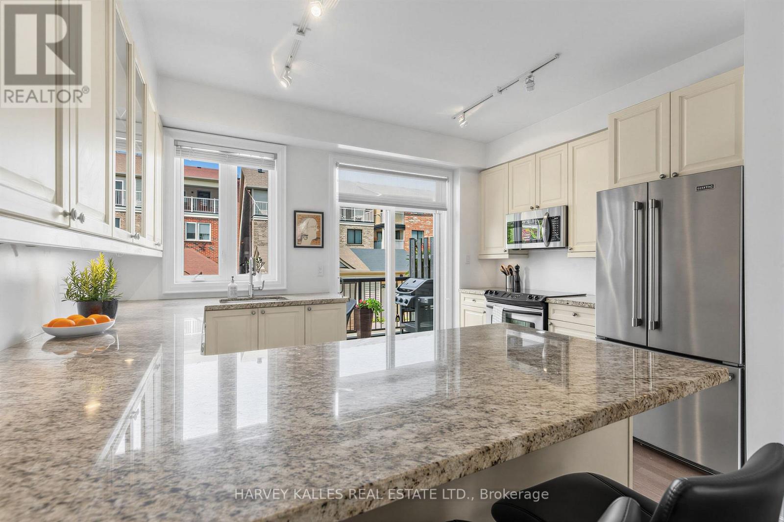 18 Sargent Lane, Toronto, Ontario  M4E 3T9 - Photo 6 - E13754694