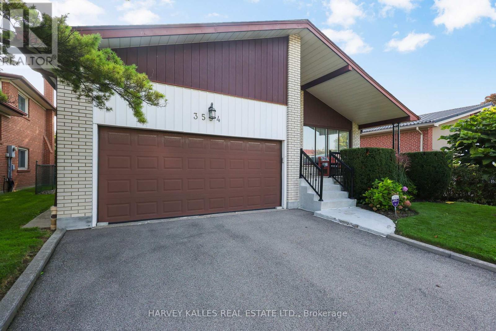 3594 Autumn Harvest Drive, Mississauga, Ontario L4Y 3S1 - Photo 2 - W13761620