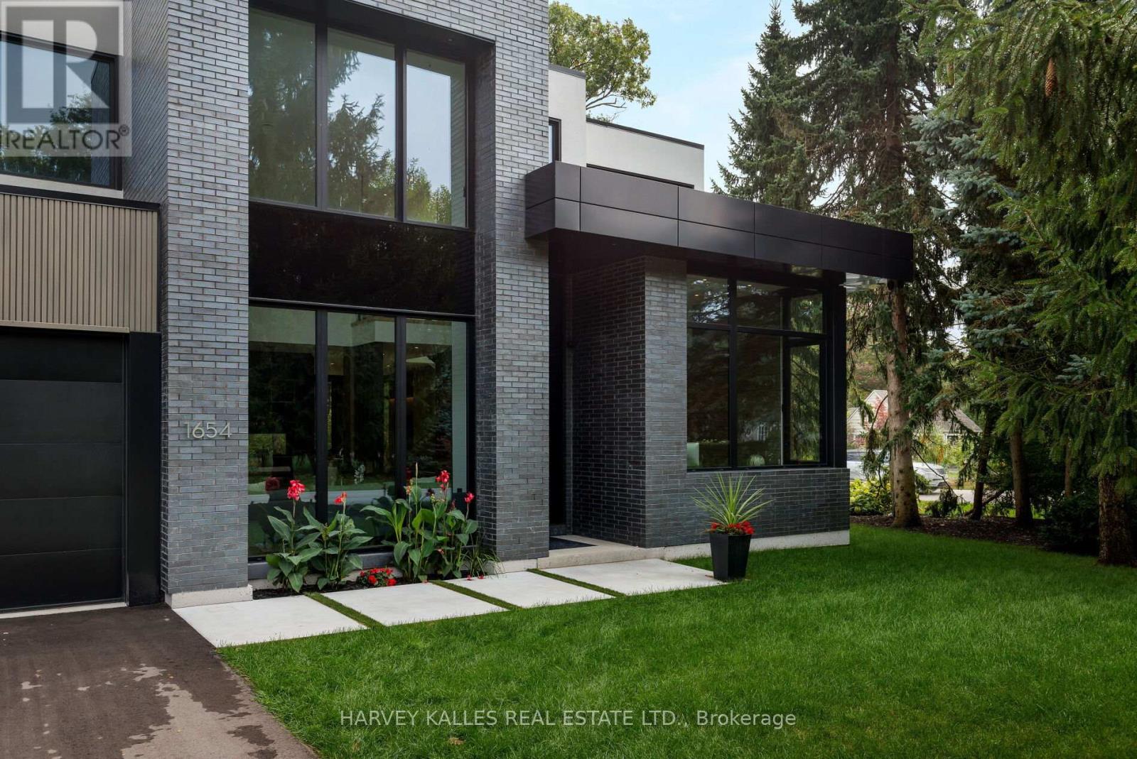 1654 Birchwood Drive, Mississauga, Ontario L5J 1T6 - Photo 3 - W13763182