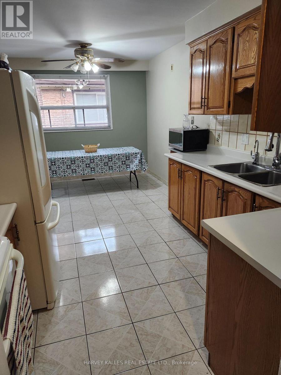2379 Hensall Street, Mississauga, Ontario L5A 2T1 - Photo 10 - W13774704