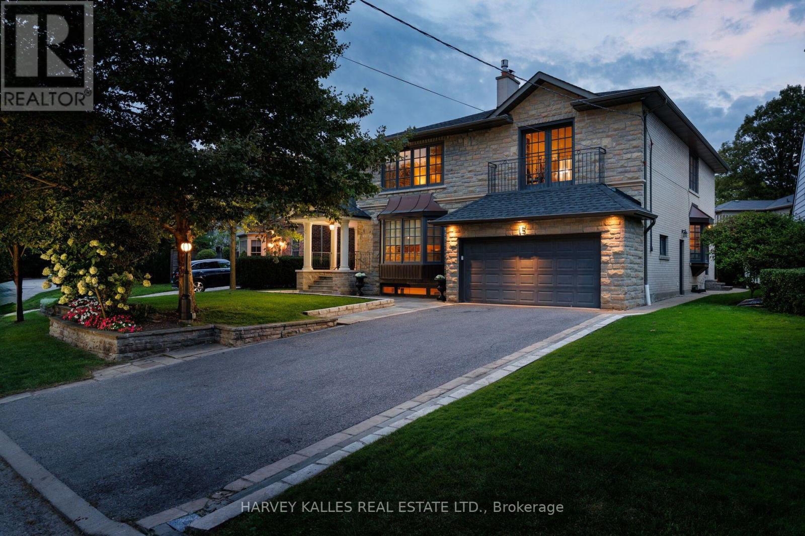 15 Moorehill Drive, Toronto, Ontario M4G 1A3 - Photo 2 - C13780272