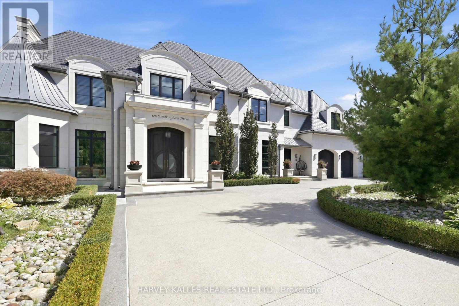 126 SANDRINGHAM DRIVE, Toronto, Ontario