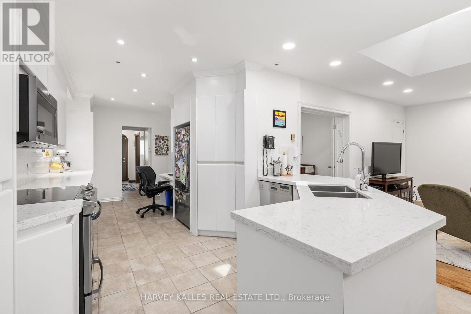 52 Park Hill Road, Toronto, Ontario M6C 3N1 - Photo 7 - C13787200