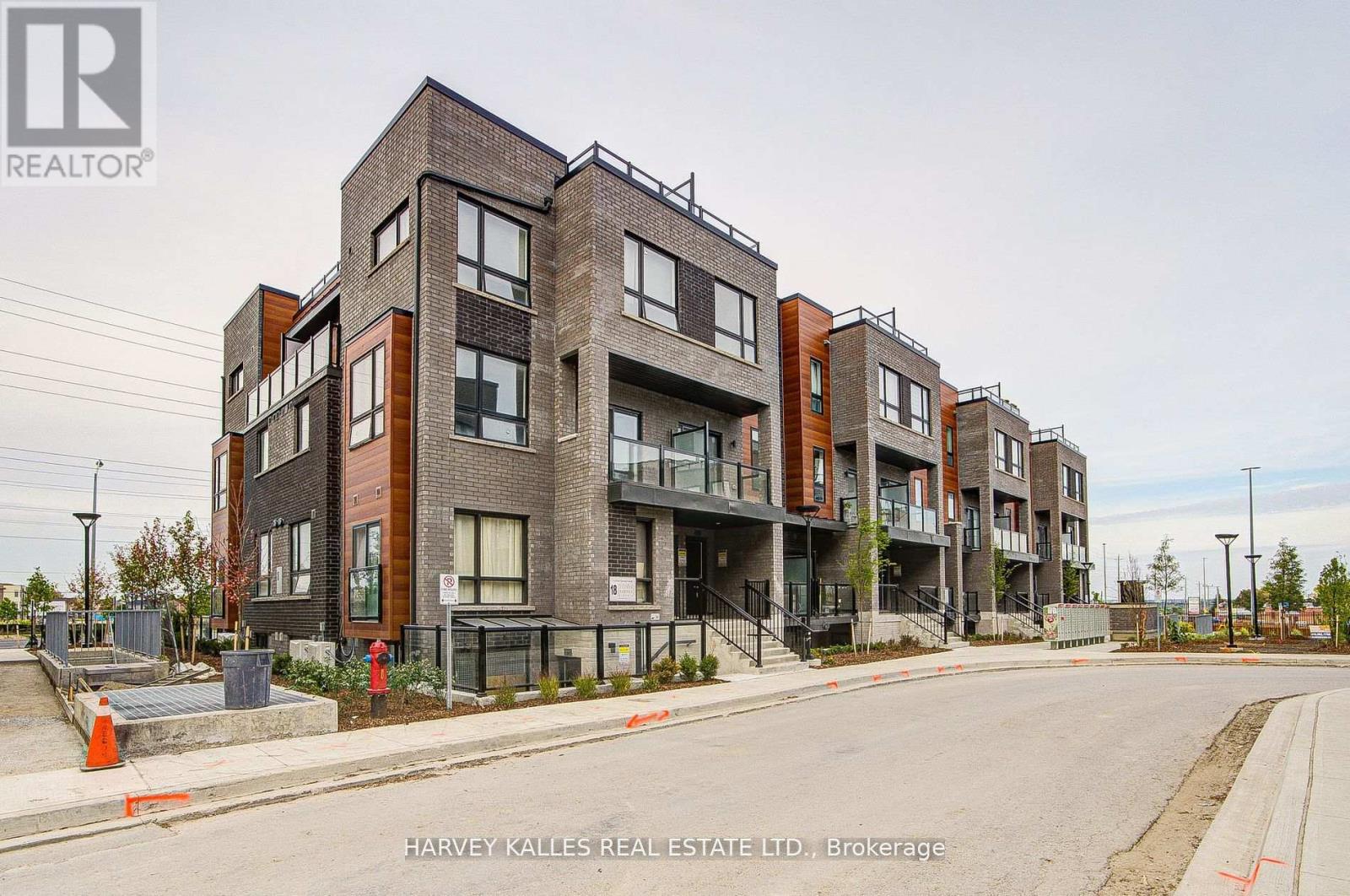 28 - 18 LYTHAM GREEN CIRCLE, Newmarket, Ontario