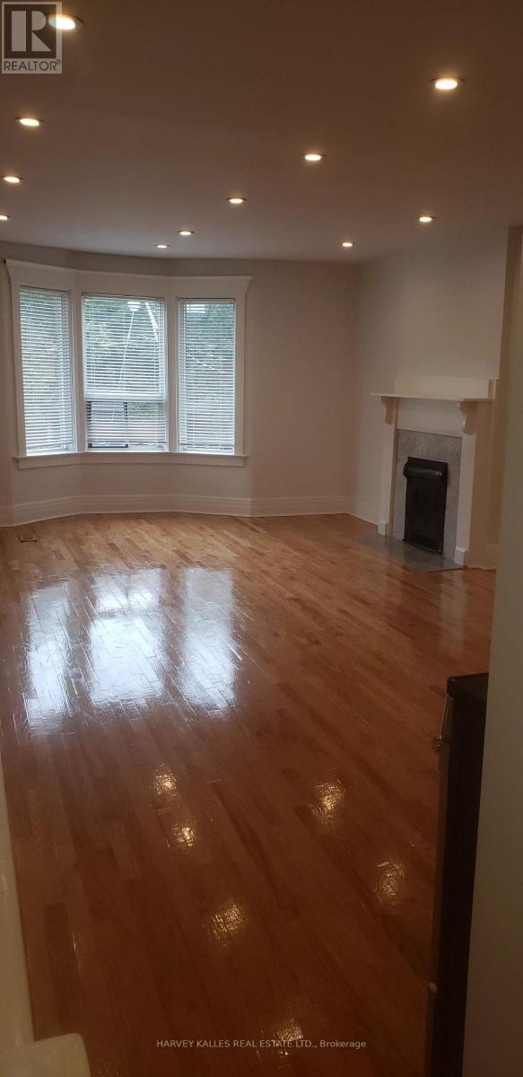 Upper - 226 Ashworth Avenue, Toronto, Ontario  M6G 2A7 - Photo 3 - C13807250