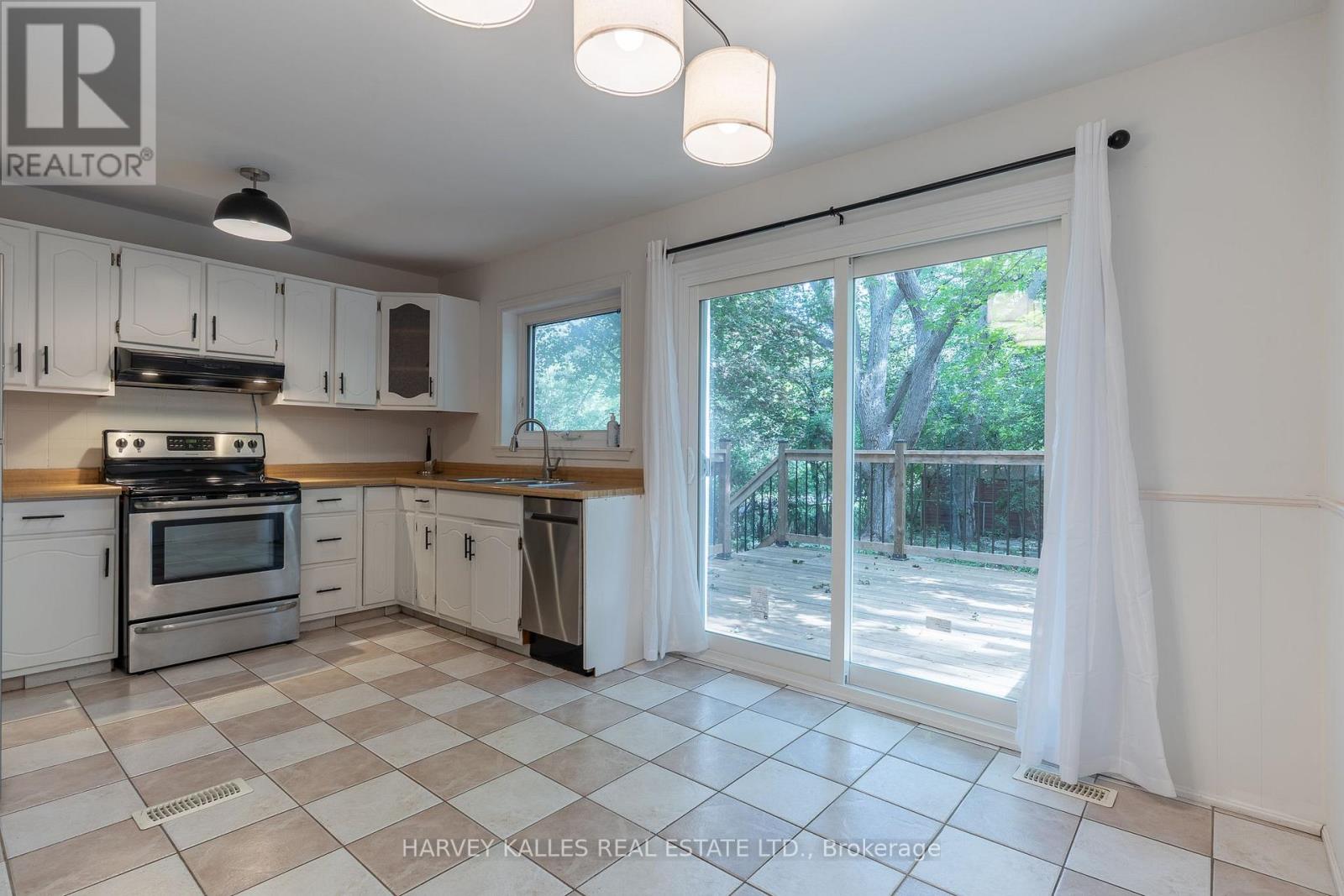2258 Brookhurst Road, Mississauga, Ontario L5J 1P9 - Photo 4 - W13807372