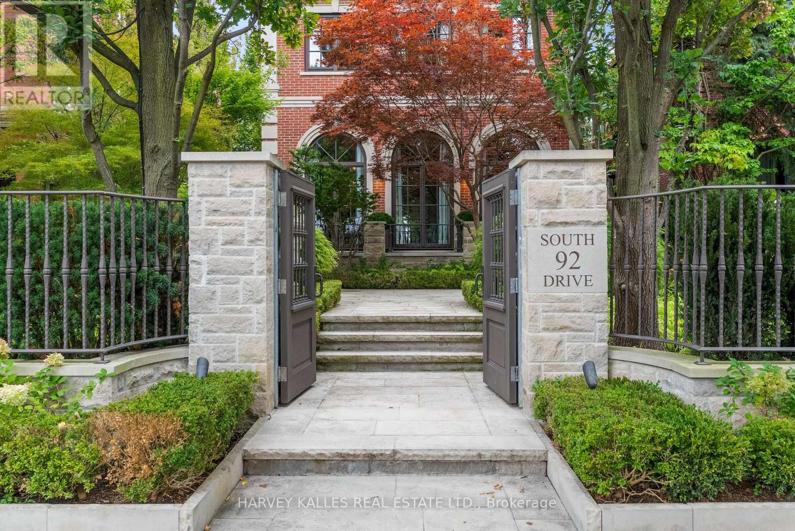 92 South Drive, Toronto, Ontario M4W 1R6 - Photo 2 - C13813766
