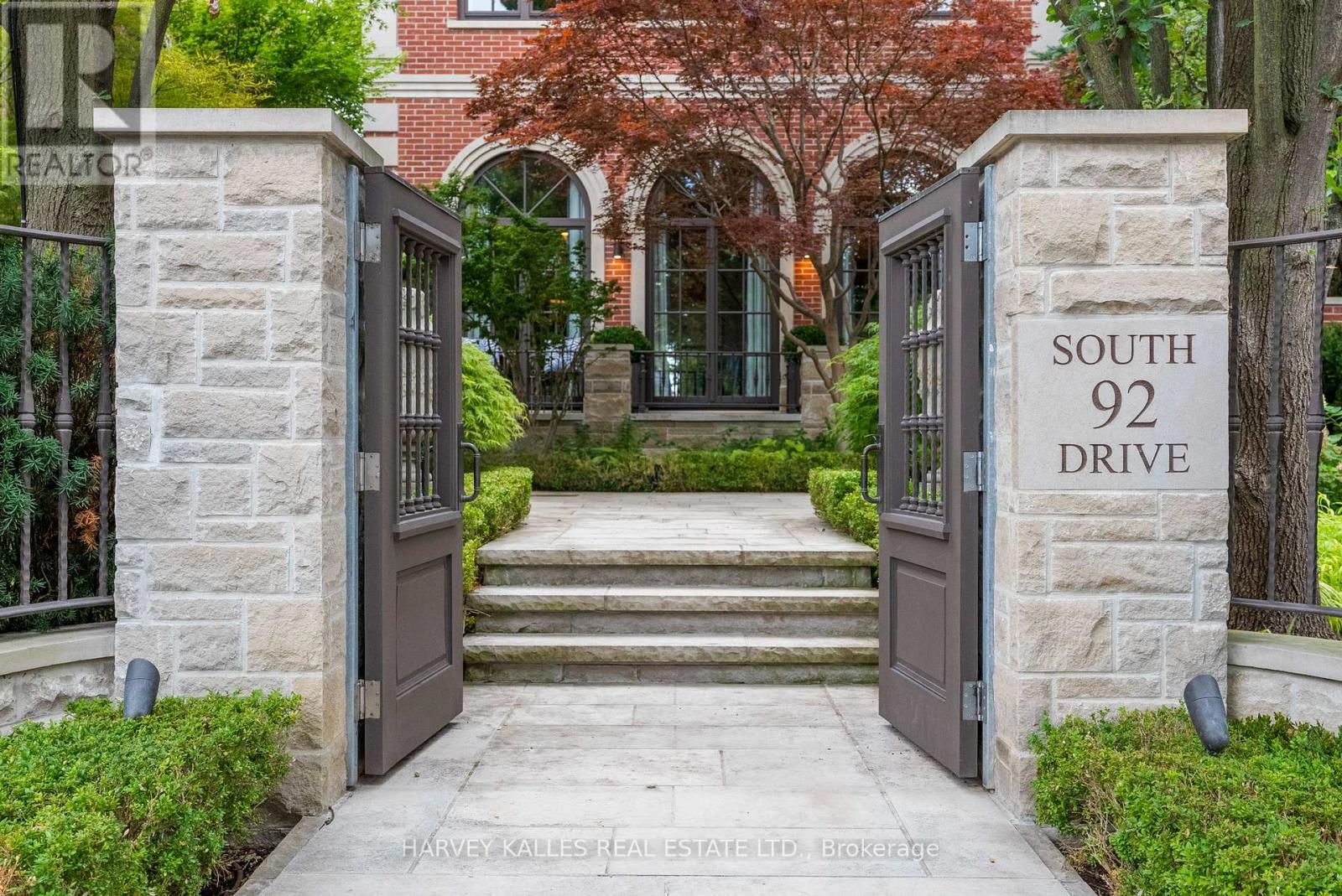 92 South Drive, Toronto, Ontario M4W 1R6 - Photo 3 - C13813766