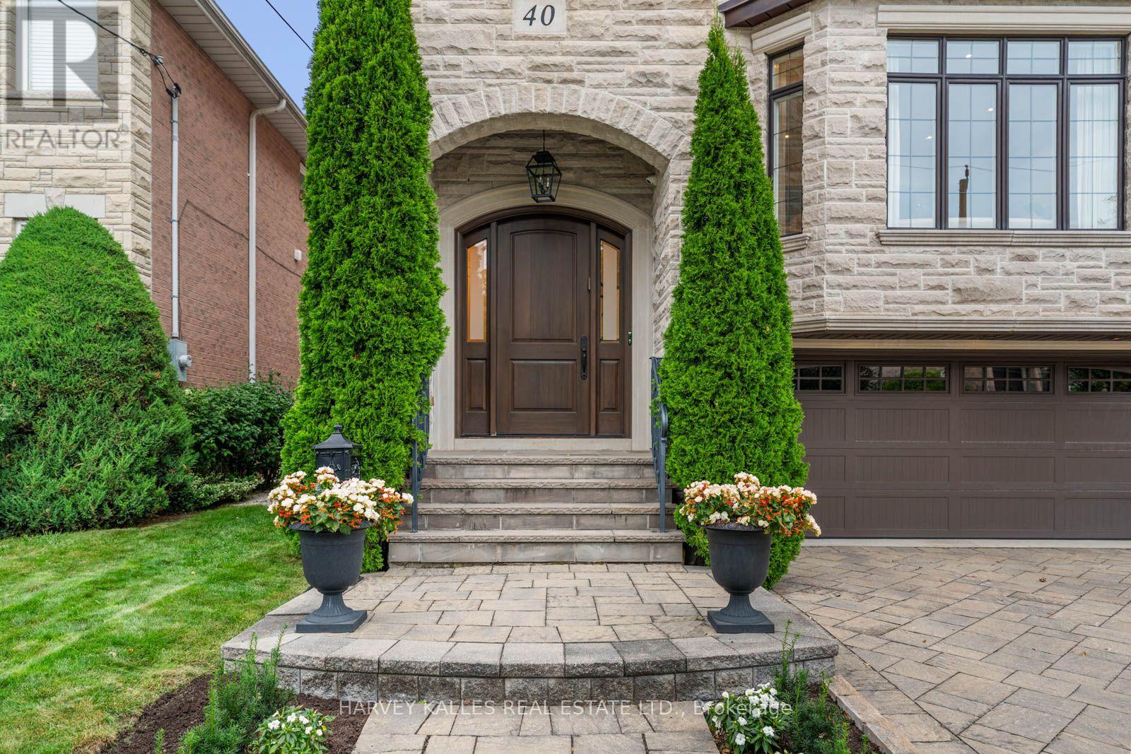 40 Sultana Avenue, Toronto, Ontario M6A 1T1 - Photo 2 - C13813886