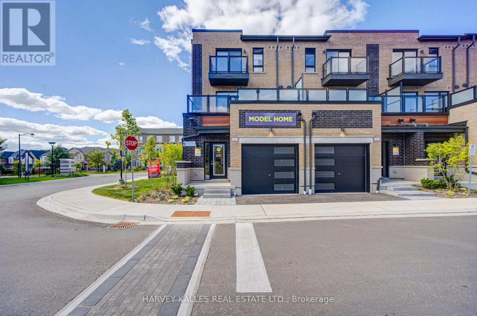 4 - 12 LYTHAM GREEN CIRCLE, Newmarket, Ontario