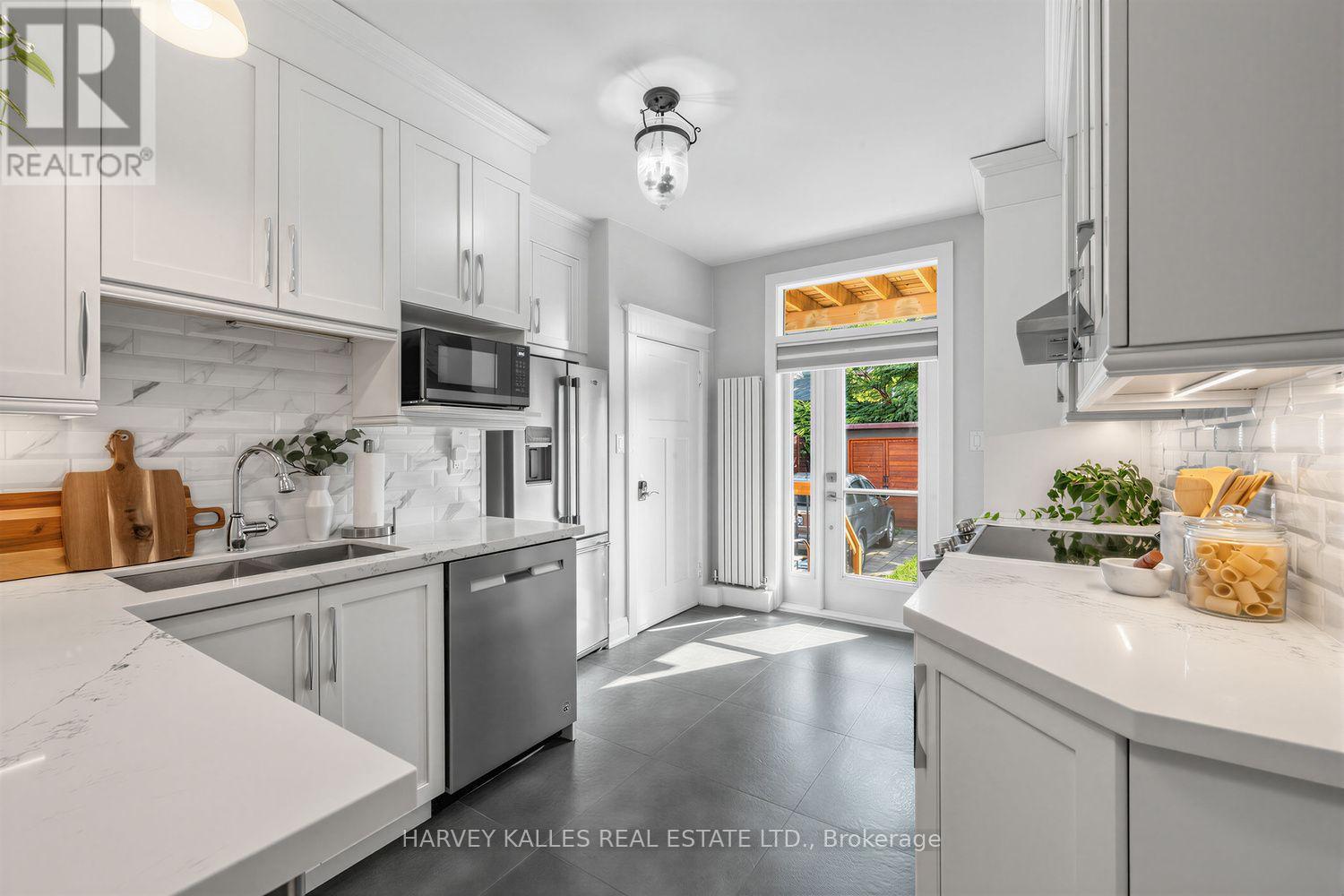 61 Appleton Avenue, Toronto, Ontario M6E 3A4 - Photo 11 - C13824332