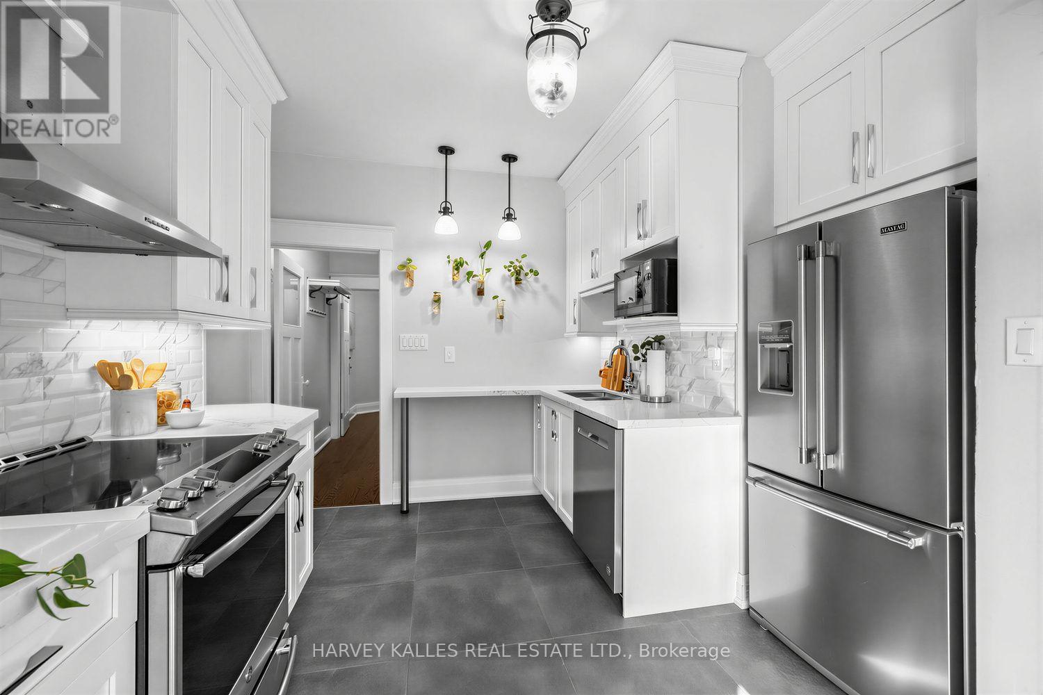 61 Appleton Avenue, Toronto, Ontario M6E 3A4 - Photo 12 - C13824332