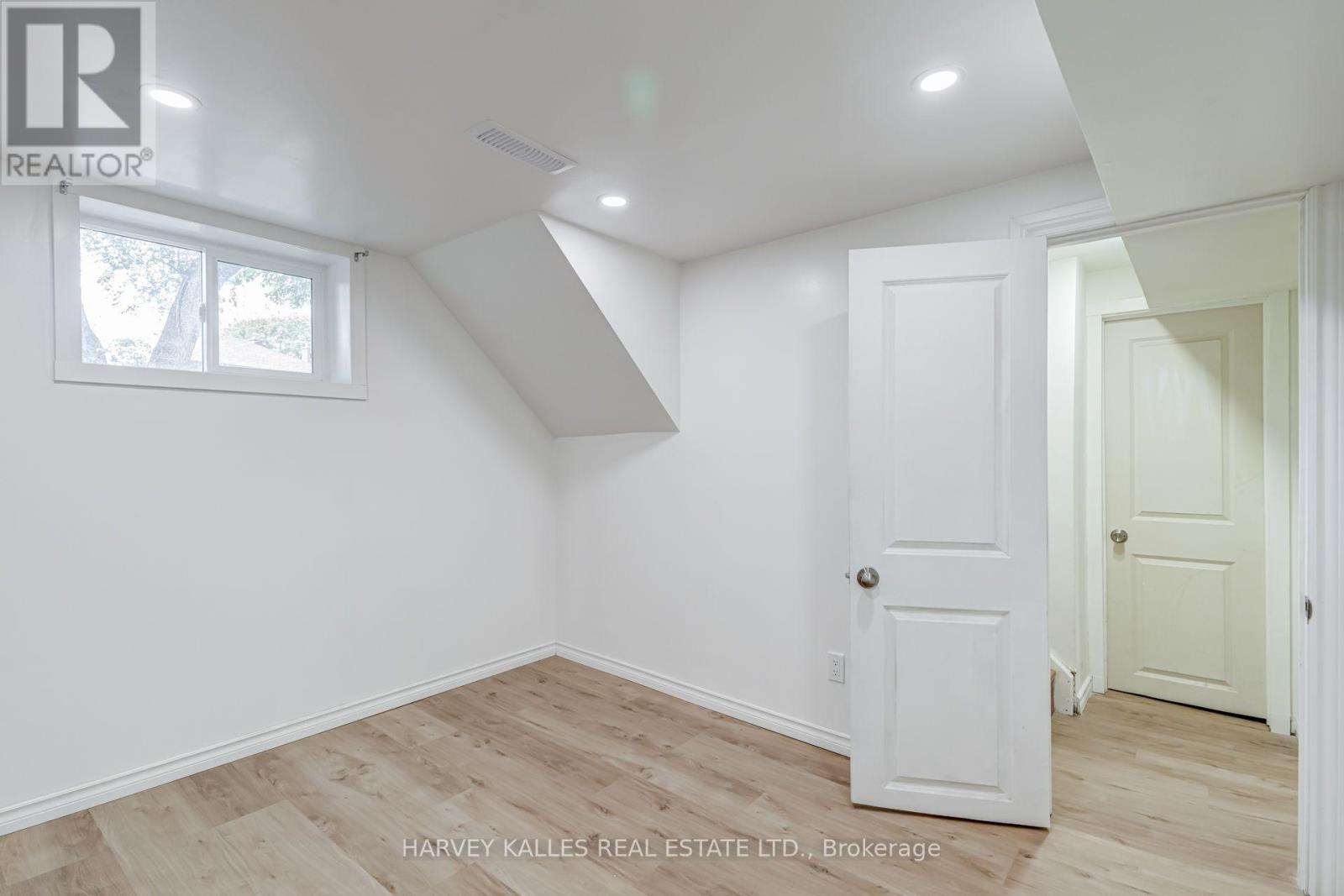 8 Crown Court, Toronto, Ontario  M8Z 4V4 - Photo 19 - W13825620
