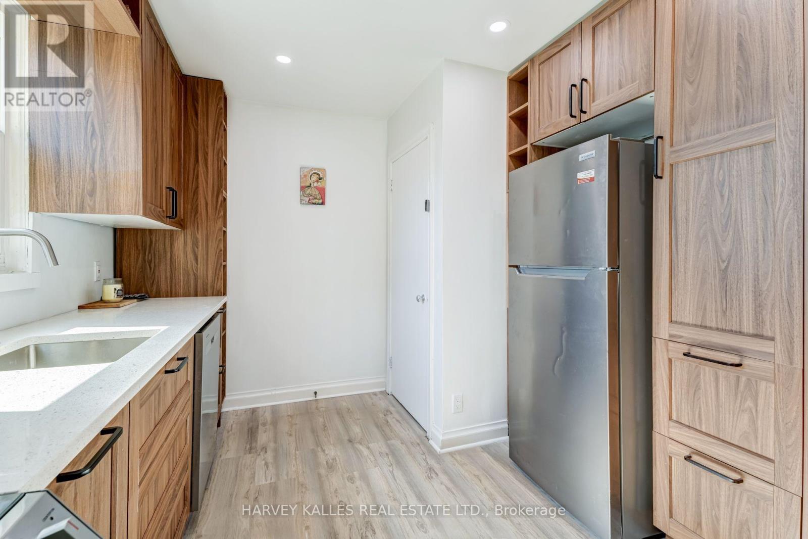 8 Crown Court, Toronto, Ontario  M8Z 4V4 - Photo 4 - W13825620