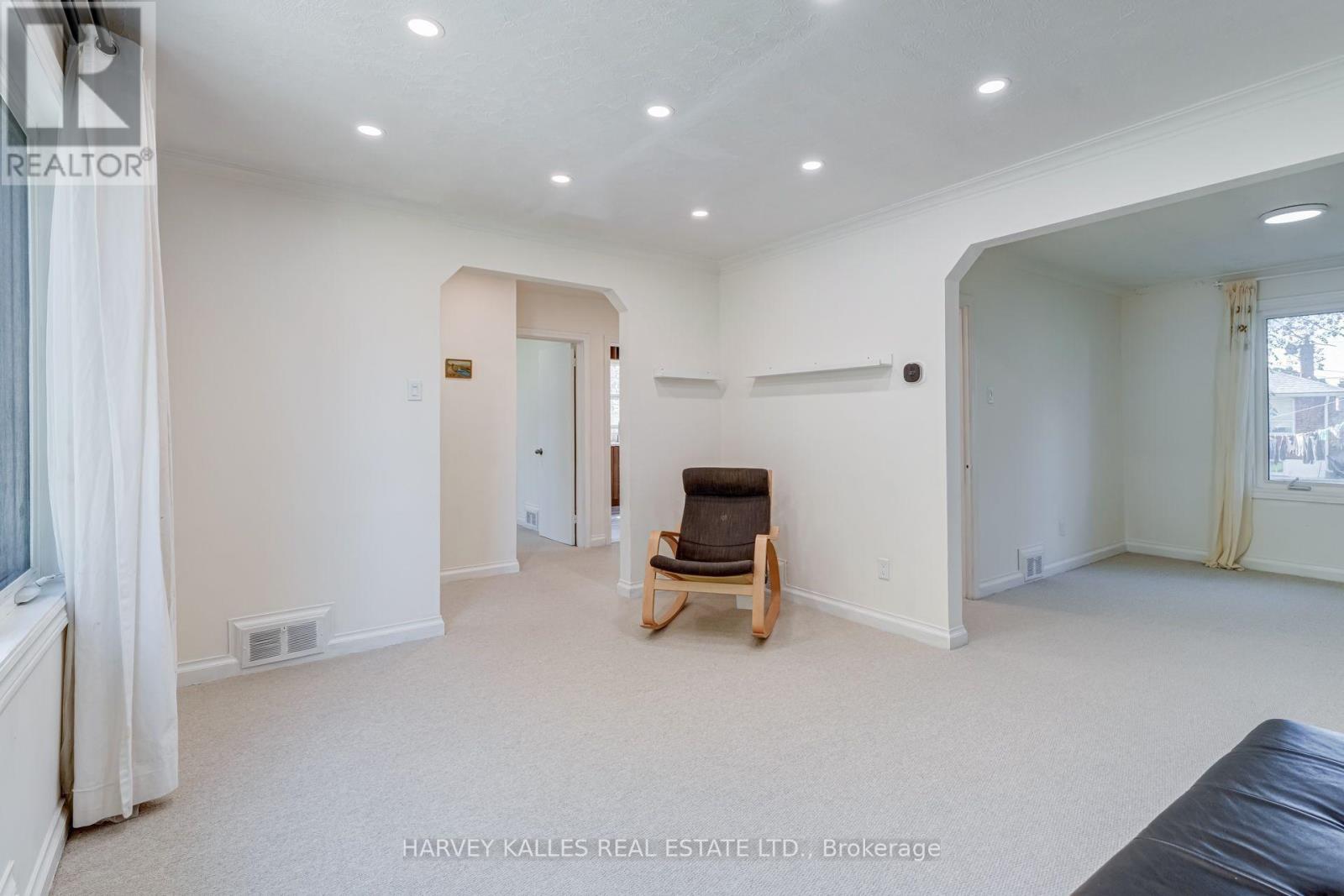 8 Crown Court, Toronto, Ontario  M8Z 4V4 - Photo 7 - W13825620