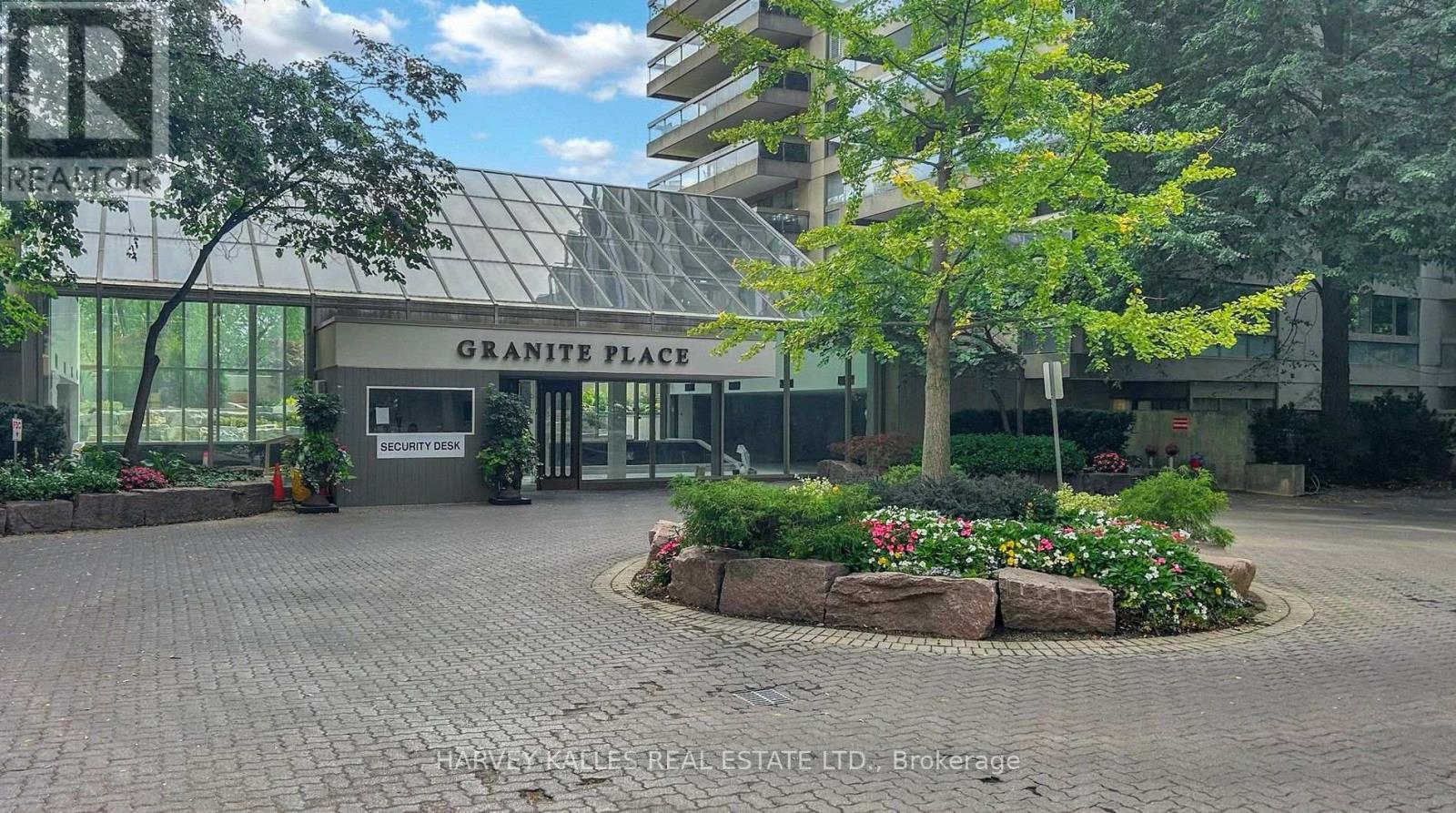 1605 - 63 St. Clair Avenue W, Toronto, Ontario M4V 2Y9 - Photo 2 - C13826552