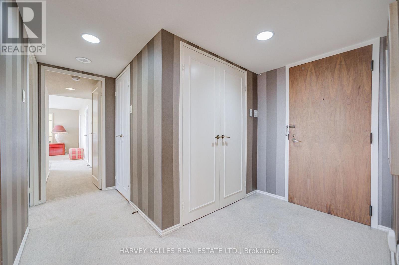 1605 - 63 St. Clair Avenue W, Toronto, Ontario M4V 2Y9 - Photo 4 - C13826552
